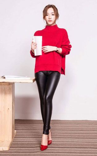 体现女人的高姿态搭配 玫红色半高领毛衣+黑色PU皮紧身裤